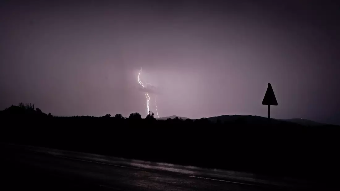 Schwere Gewitter ziehen über den Harz hinweg. - Bild: Matthias Bein/dpa