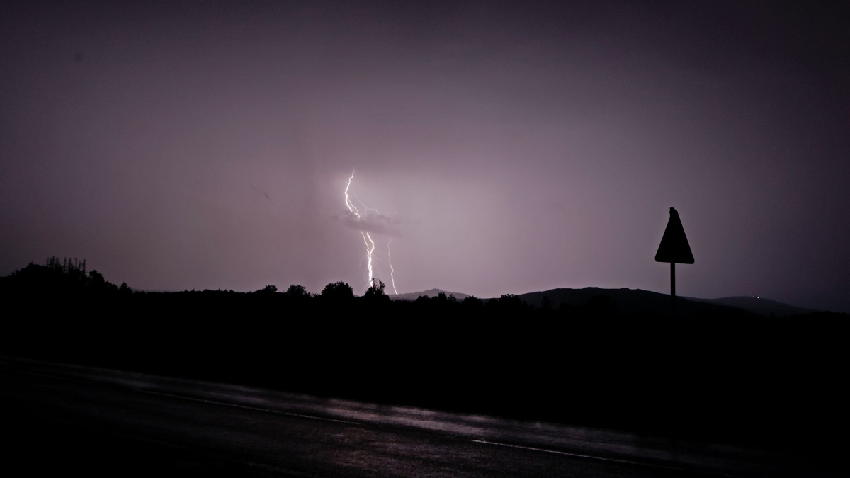 Schwere Gewitter ziehen über den Harz hinweg. - Foto: Matthias Bein/dpa