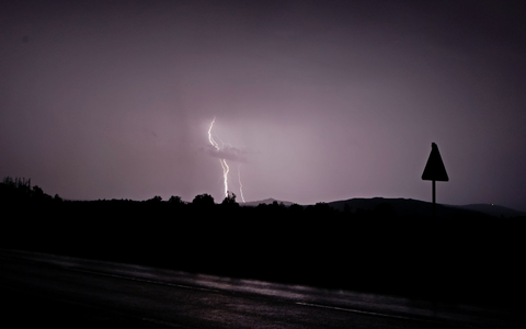 Schwere Gewitter ziehen über den Harz hinweg. - Foto: Matthias Bein/dpa