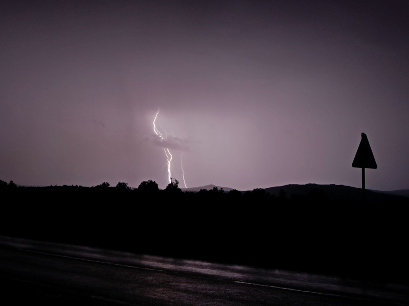 Schwere Gewitter ziehen über den Harz hinweg. - Foto: Matthias Bein/dpa