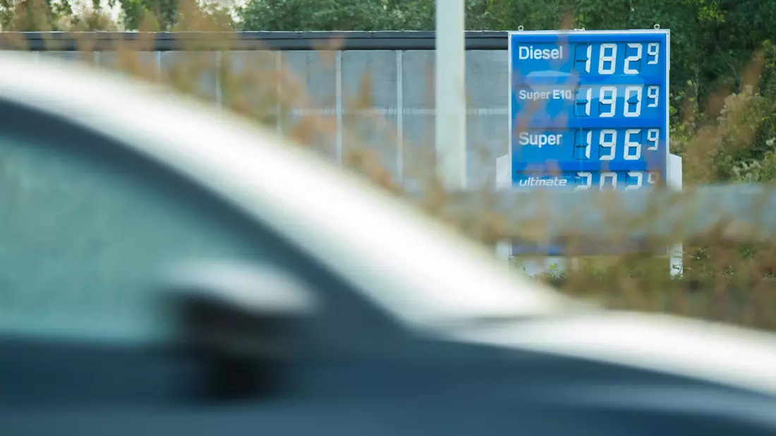 Die Preisanzeige einer Tankstelle an der Autobahn A7 im Landkreis Hildesheim. - Bild: Julian Stratenschulte/dpa
