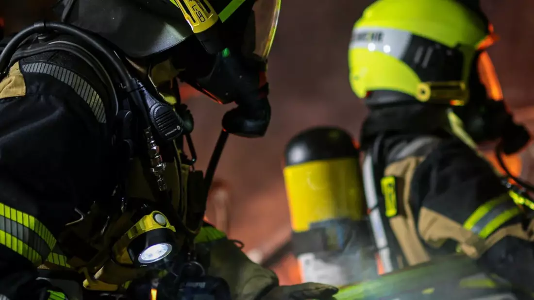 Die Feuerwehr scheint lästiges Beiwerk - Bild: presseportal.de
