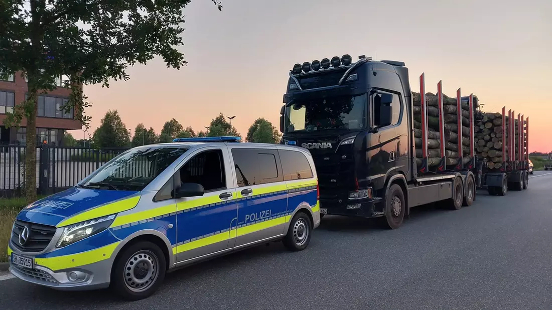 POL-NMS: 240627-1-pdnms Rekordverdächtig überladener Sattelzug auf der A 7 Höhe Neumünster - Bild: presseportal.de