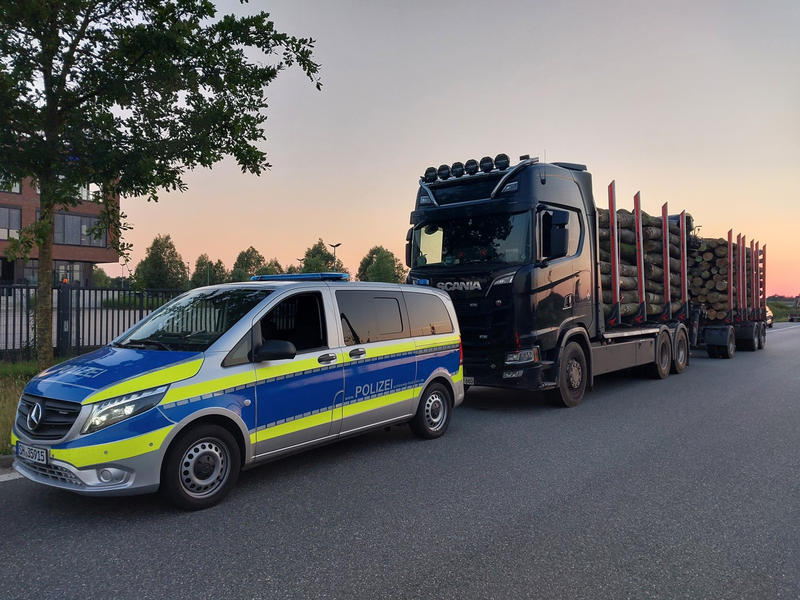 POL-NMS: 240627-1-pdnms Rekordverdächtig überladener Sattelzug auf der A 7 Höhe Neumünster - Foto: presseportal.de