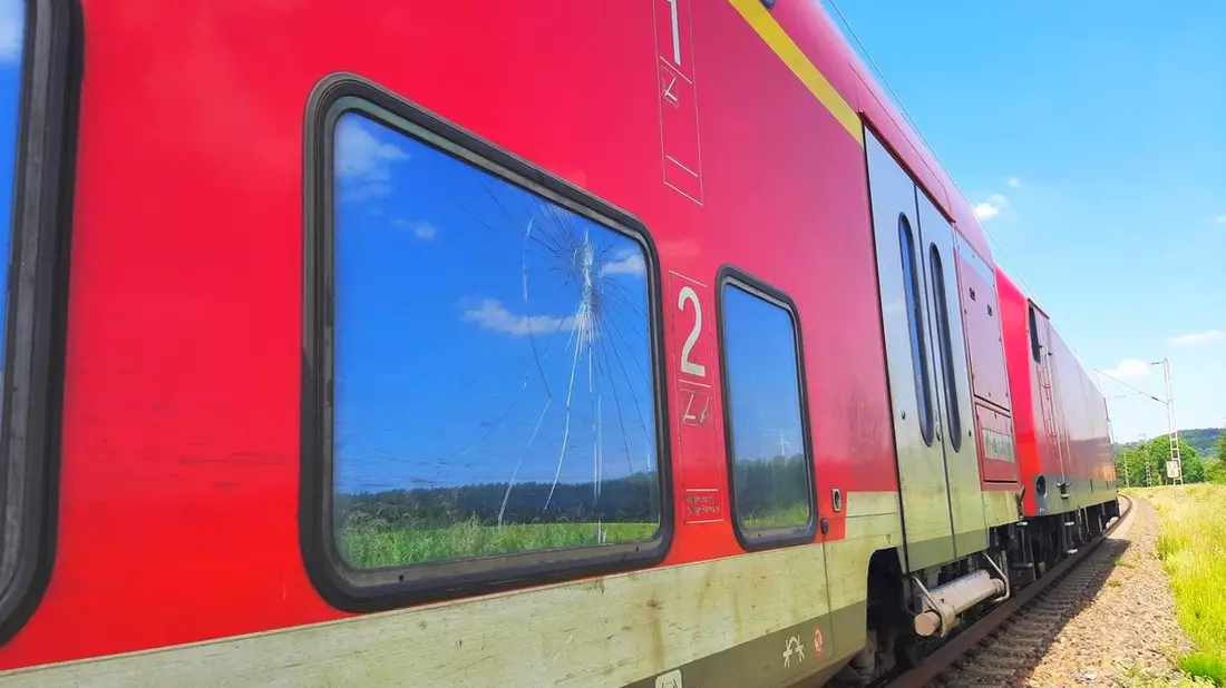 BPOL NRW: Oberleitungsschaden bringt Regionalexpress zum Stillstand: Bundespolizei und Feuerwehr evakuieren Hunderte Reisende - Bild: presseportal.de
