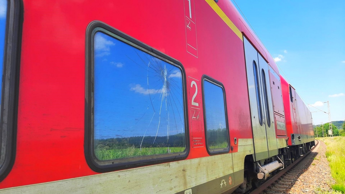 BPOL NRW: Oberleitungsschaden bringt Regionalexpress zum Stillstand: Bundespolizei und Feuerwehr evakuieren Hunderte Reisende - Foto: presseportal.de