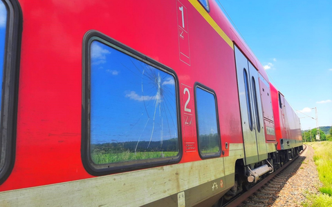 BPOL NRW: Oberleitungsschaden bringt Regionalexpress zum Stillstand: Bundespolizei und Feuerwehr evakuieren Hunderte Reisende - Foto: presseportal.de