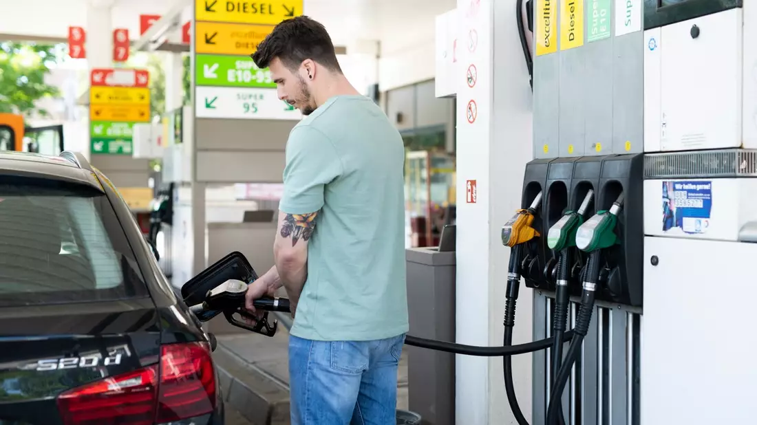 Wer an der Autobahn tankt, zahlt kräftig drauf / ADAC Vergleich der Kraftstoffpreise an Autobahntankstellen mit Tankstellen neben der Autobahn / Aufschlag von rund 40 Cent je Liter - Bild: presseportal.de