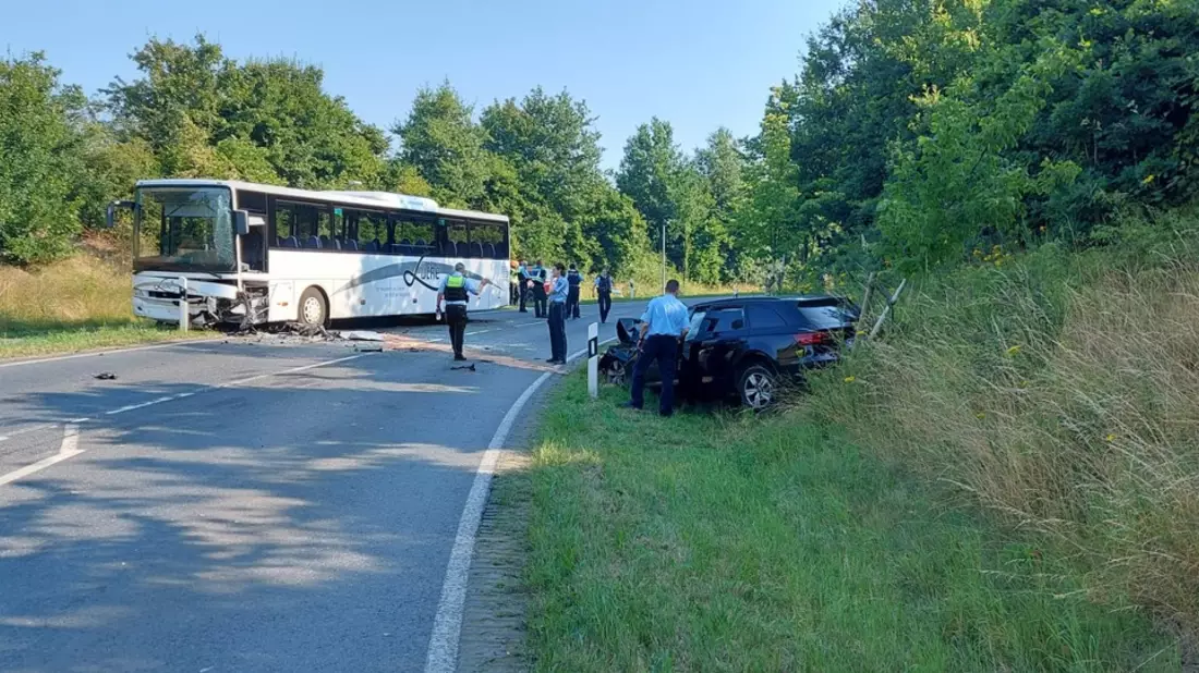 POL-COE: Dülmen, Lüdinghauser Straße / Nachtragsmeldung: Auto und Schulbus kollidieren - Bild: presseportal.de