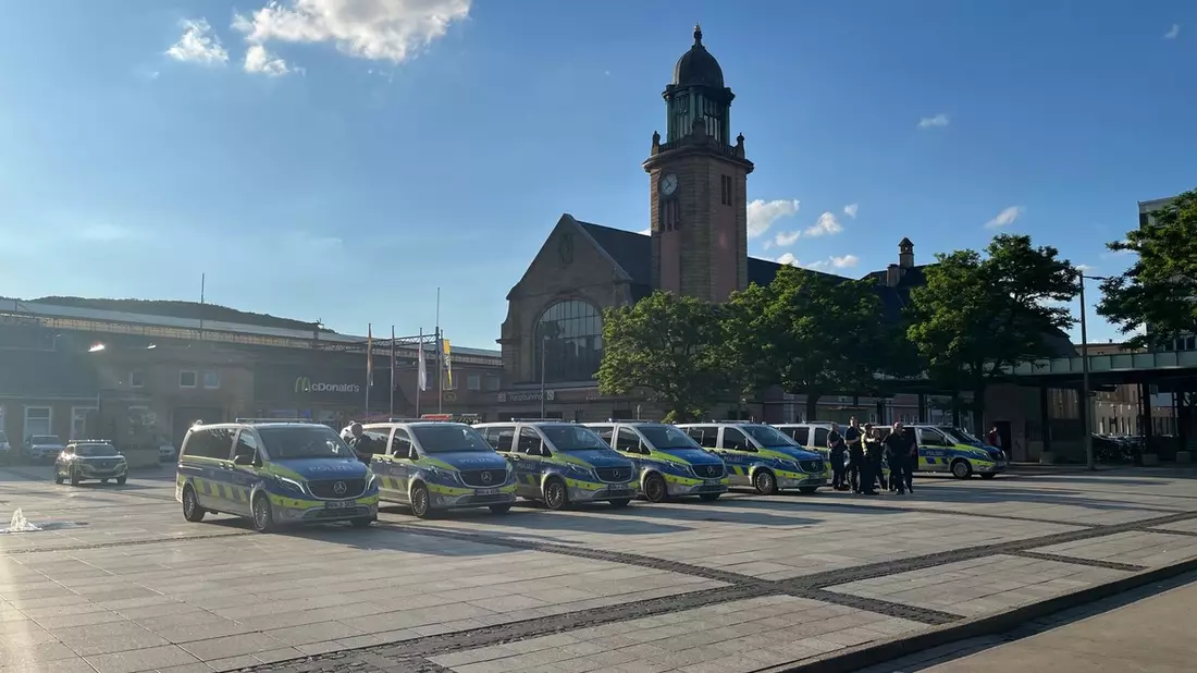 POL-HA: Präsenz während der laufenden EM erhöht - Schwerpunktdienst der Hagener Polizei hat neben dem Hauptbahnhof auch weiterhin die Stadtteile Altenhagen und Wehringhausen im Blick - Bild: presseportal.de
