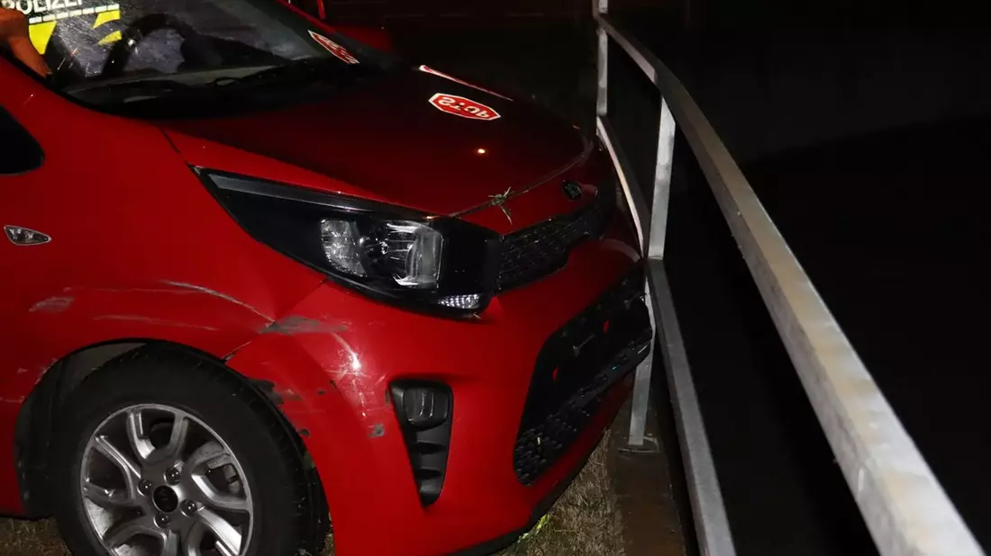 POL-HF: Aufmerksame Zeugen bemerkten Verkehrsunfall - Alkoholisierte Kia-Fahrerin demoliert Geländer - Bild: presseportal.de