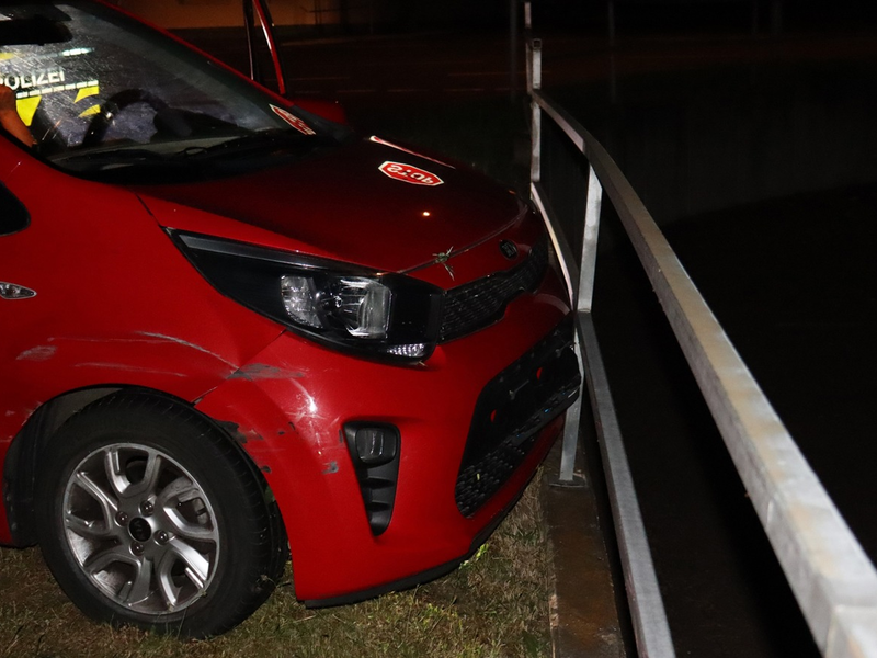 POL-HF: Aufmerksame Zeugen bemerkten Verkehrsunfall - Alkoholisierte Kia-Fahrerin demoliert Geländer - Foto: presseportal.de