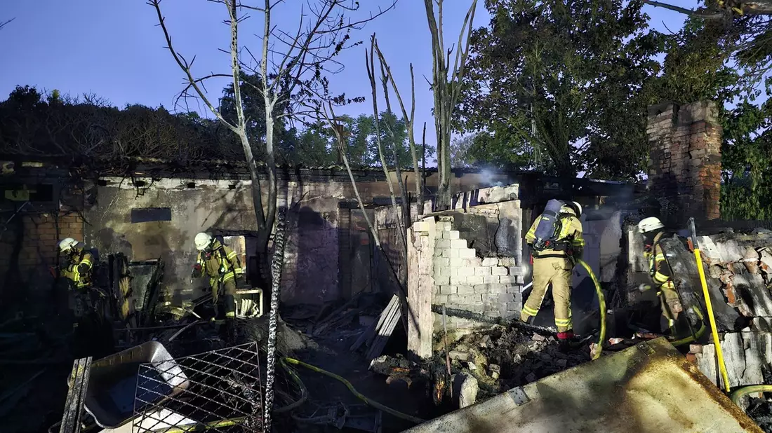 FW Bremerhaven: Gartenlaubenbrand im Kleingartengebiet Twischkamp-Lehe - Bild: presseportal.de