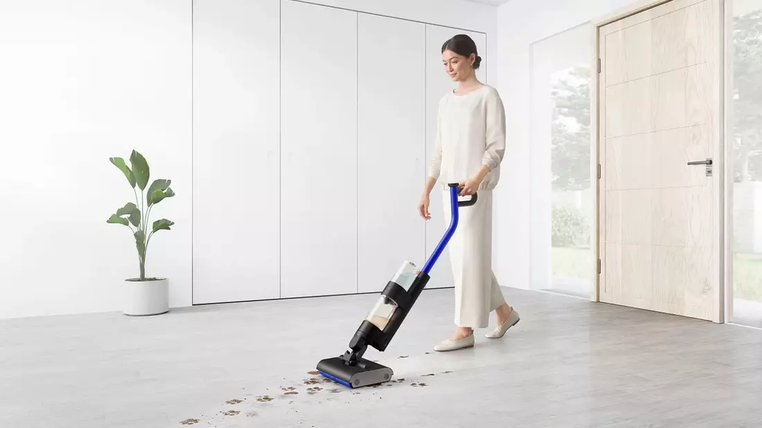 Ab sofort erhältlich: Dysons erster Wischsauger für eine gründliche und hygienische Nassreinigung von Hartböden / Der Dyson WashG1 Wischsauger entfernt nassen wie trockenen Schmutz in einem Durchgang - Bild: presseportal.de