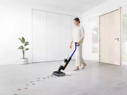 Ab sofort erhältlich: Dysons erster Wischsauger für eine gründliche und hygienische Nassreinigung von Hartböden / Der Dyson WashG1 Wischsauger entfernt nassen wie trockenen Schmutz in einem Durchgang - Foto: presseportal.de