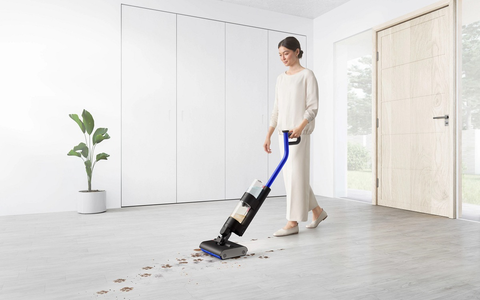 Ab sofort erhältlich: Dysons erster Wischsauger für eine gründliche und hygienische Nassreinigung von Hartböden / Der Dyson WashG1 Wischsauger entfernt nassen wie trockenen Schmutz in einem Durchgang - Foto: presseportal.de