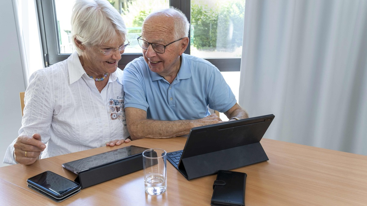 Christa beantragt ihren Reisepass jetzt online! / Neuer Wettbewerb: DigitalPakt Alter sucht Kommunen mit innovativen Projekten für die digitale Teilhabe im Alter - Foto: presseportal.de