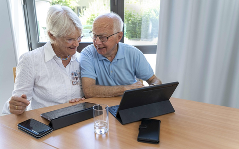 Christa beantragt ihren Reisepass jetzt online! / Neuer Wettbewerb: DigitalPakt Alter sucht Kommunen mit innovativen Projekten für die digitale Teilhabe im Alter - Foto: presseportal.de