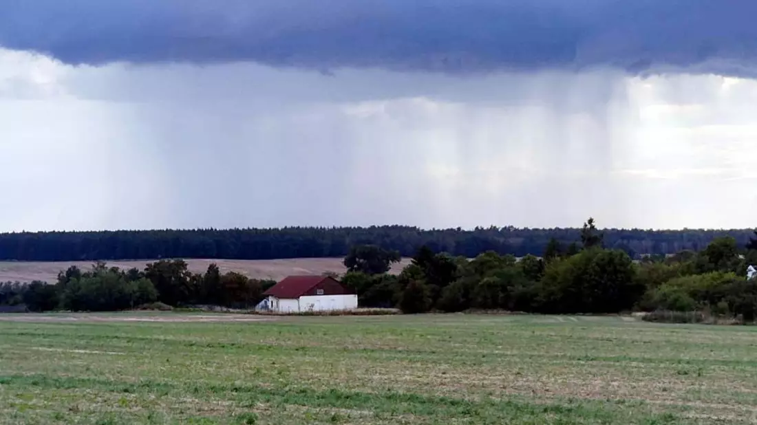 Unwetterwolke über einem Acker (Archiv) - Bild: über dts Nachrichtenagentur