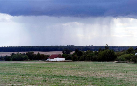 Unwetterwolke über einem Acker (Archiv) - Foto: über dts Nachrichtenagentur