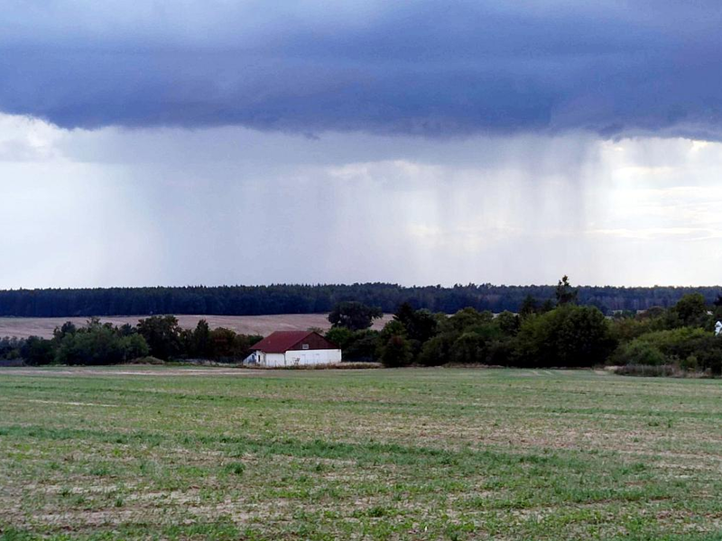 Unwetterwolke über einem Acker (Archiv) - Foto: über dts Nachrichtenagentur