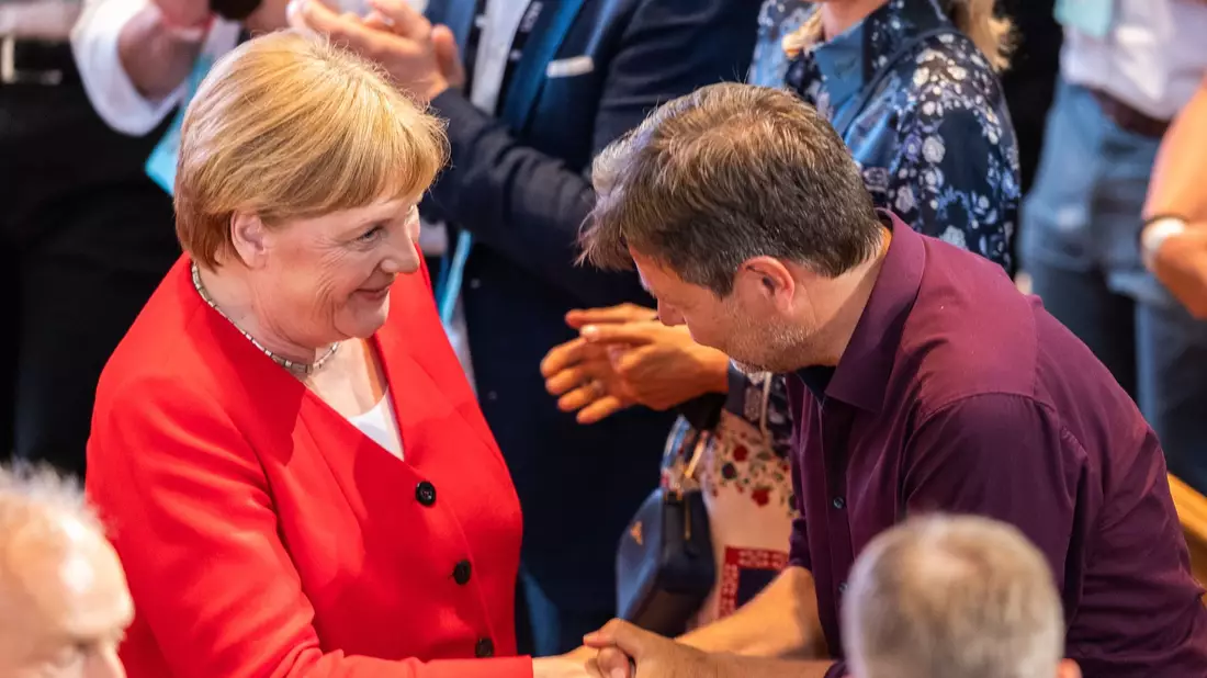 Robert Habeck mag den feinen Spott von Angela Merkel. - Bild: Robert Michael/dpa-Zentralbild/dpa