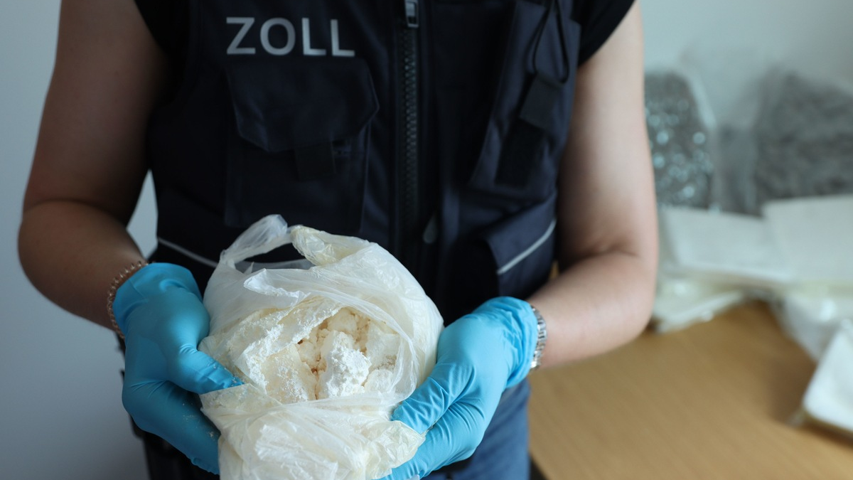 ZOLL-F: Nach Lieferung von Streckmitteln - Zollfahndung Frankfurt und Staatsanwaltschaft Hanau zerschlagen Drogenhändlerbande neun Haftbefehle vollstreckt und weitere Person festgenommen - Foto: presseportal.de