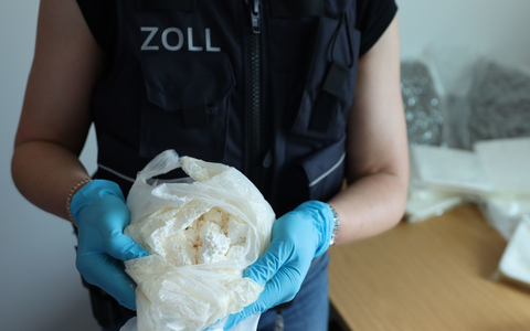 ZOLL-F: Nach Lieferung von Streckmitteln - Zollfahndung Frankfurt und Staatsanwaltschaft Hanau zerschlagen Drogenhändlerbande neun Haftbefehle vollstreckt und weitere Person festgenommen - Foto: presseportal.de