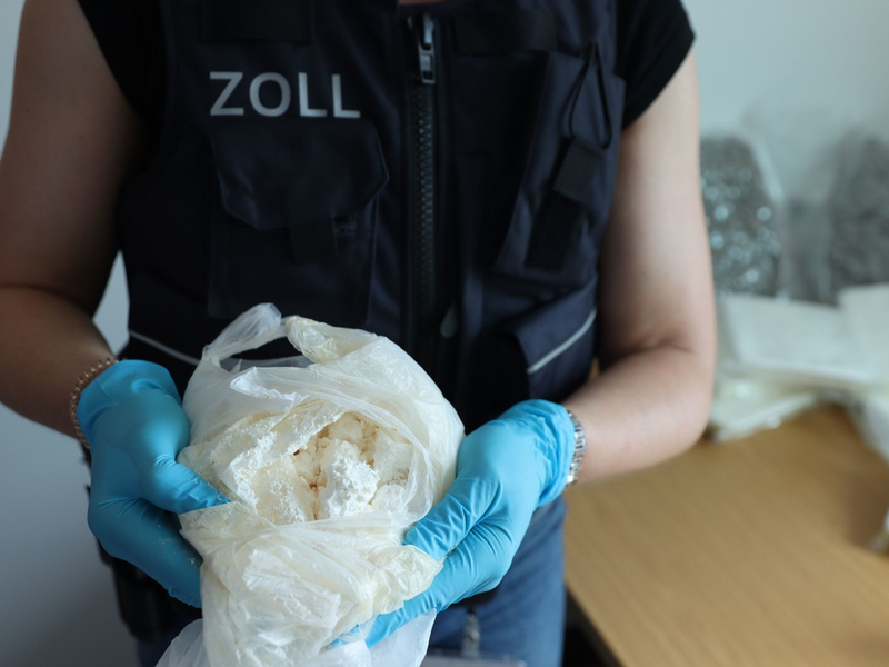 ZOLL-F: Nach Lieferung von Streckmitteln - Zollfahndung Frankfurt und Staatsanwaltschaft Hanau zerschlagen Drogenhändlerbande neun Haftbefehle vollstreckt und weitere Person festgenommen - Foto: presseportal.de