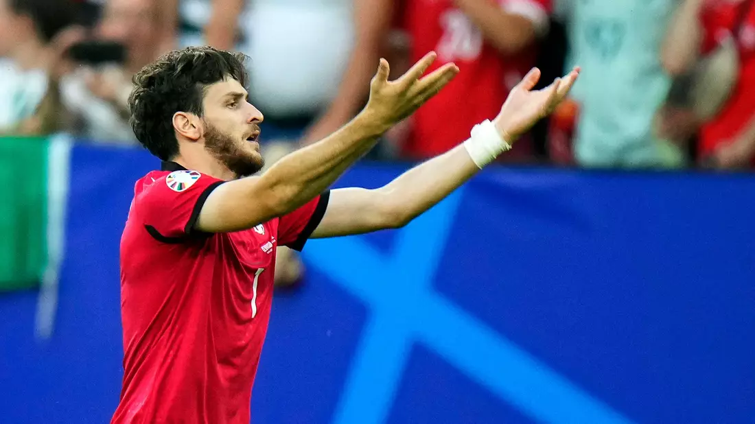 Georgiens Chwischa Kwaratschelia bejubelt das überraschende 1:0 gegen Portugal. - Bild: Alessandra Tarantino/AP
