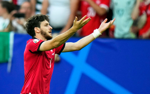 Georgiens Chwischa Kwaratschelia bejubelt das überraschende 1:0 gegen Portugal. - Foto: Alessandra Tarantino/AP