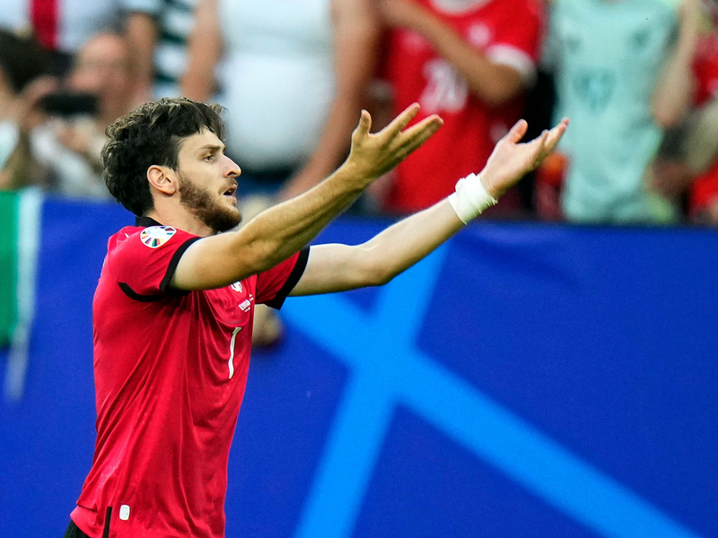 Georgiens Chwischa Kwaratschelia bejubelt das überraschende 1:0 gegen Portugal. - Foto: Alessandra Tarantino/AP