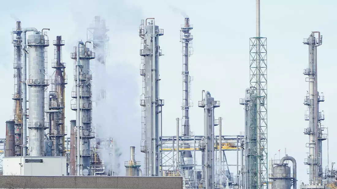 Blick auf das Werksgelände des Chemiekonzerns BASF. - Bild: Uwe Anspach/dpa