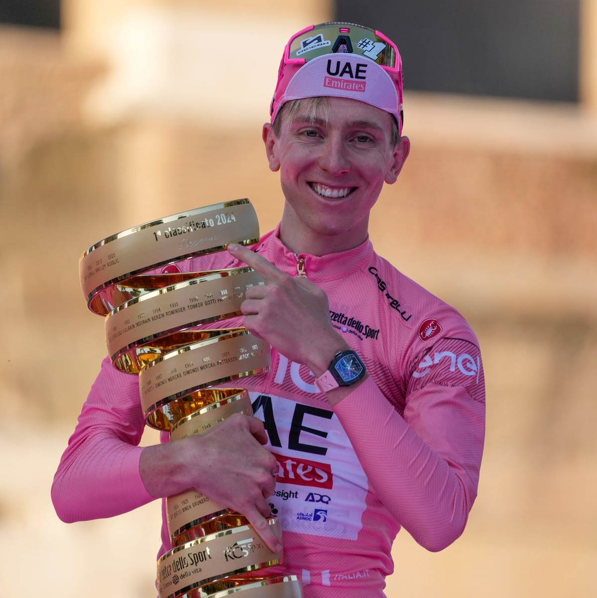 Tadej Pogacar peilt nach dem Giro-Gesamtsieg bei der Tour das Double an - Foto: Andrew Medichini/AP/dpa