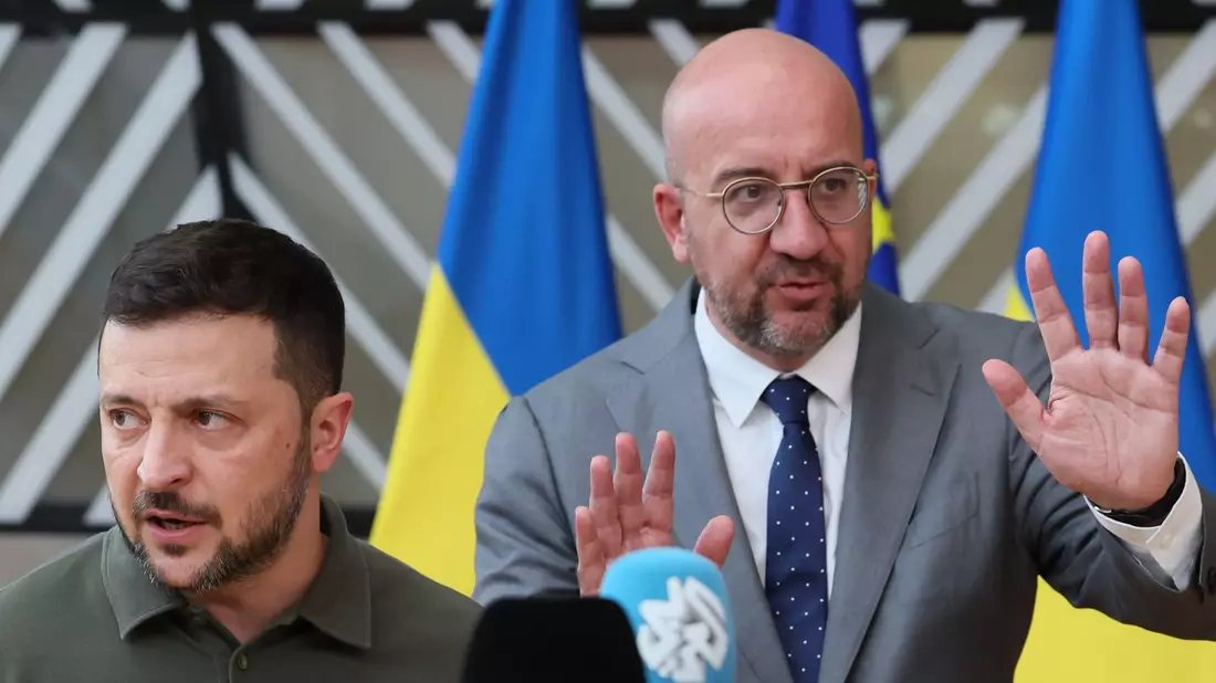 Der ukrainische Präsident Wolodymyr Selenskyj (l) und EU-Ratspräsident Charles Michel in Brüssel. - Bild: Benoit Doppagne/Belga/dpa
