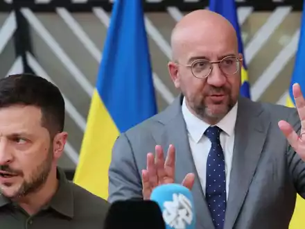 Der ukrainische Präsident Wolodymyr Selenskyj (l) und EU-Ratspräsident Charles Michel in Brüssel. - Foto: Benoit Doppagne/Belga/dpa