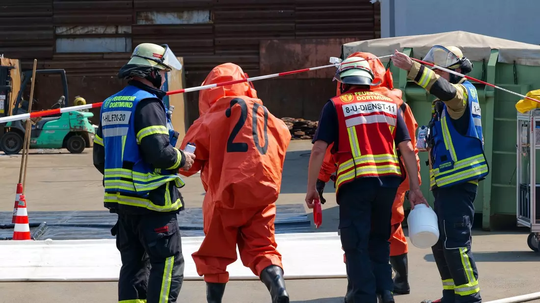 FW-DO: Unbekannter Stoff trat aus - ABC-Einsatz für die Dortmunder Feuerwehr - Bild: presseportal.de
