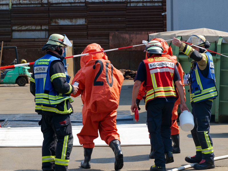 FW-DO: Unbekannter Stoff trat aus - ABC-Einsatz für die Dortmunder Feuerwehr - Foto: presseportal.de