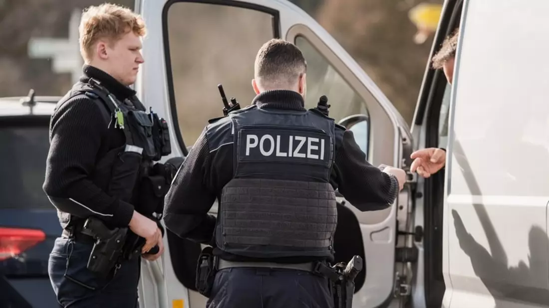 Bundespolizeidirektion München: Unbelehrbarer Kastenwagenfahrer/ Pole muss Fahrzeug zurücklassen - Bild: presseportal.de
