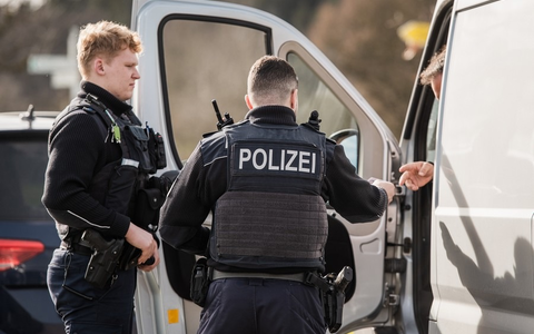 Bundespolizeidirektion München: Unbelehrbarer Kastenwagenfahrer/ Pole muss Fahrzeug zurücklassen - Foto: presseportal.de