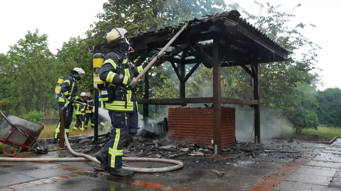 FW Celle: Brennt Grillhütte - Bild: presseportal.de