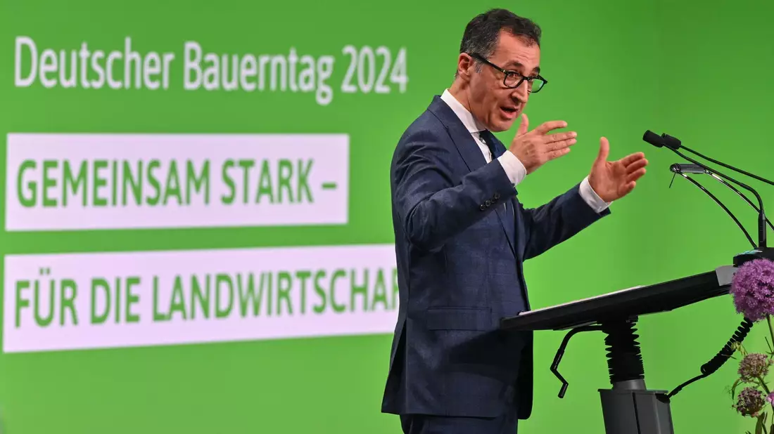Bundeslandwirtschaftsminister Cem Özdemir beim Deutschen Bauerntag in Cottbus. Im Fokus stehen die angespannte Lage der Landwirtschaft und Rufe nach weiteren Entlastungen. - Bild: Patrick Pleul/dpa