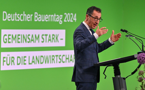 Bundeslandwirtschaftsminister Cem Özdemir beim Deutschen Bauerntag in Cottbus. Im Fokus stehen die angespannte Lage der Landwirtschaft und Rufe nach weiteren Entlastungen. - Foto: Patrick Pleul/dpa