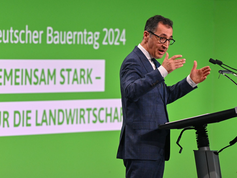 Bundeslandwirtschaftsminister Cem Özdemir beim Deutschen Bauerntag in Cottbus. Im Fokus stehen die angespannte Lage der Landwirtschaft und Rufe nach weiteren Entlastungen. - Foto: Patrick Pleul/dpa