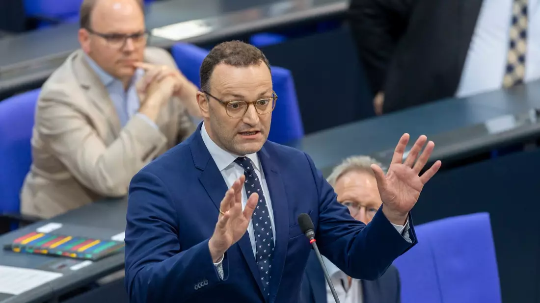 Der ehemalige Gesundheitsminister Jens Spahn (CDU) rechtfertigt im Bundestag seine Entscheidungen während der Corona-Pandemie. - Bild: Lucas Röhr/dpa