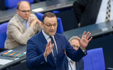 Der ehemalige Gesundheitsminister Jens Spahn (CDU) rechtfertigt im Bundestag seine Entscheidungen während der Corona-Pandemie. - Foto: Lucas Röhr/dpa Der ehemalige Gesundheitsminister Jens Spahn (CDU) rechtfertigt im Bundestag seine Entscheidungen während der Corona-Pandemie. - Foto: Lucas Röhr/dpa