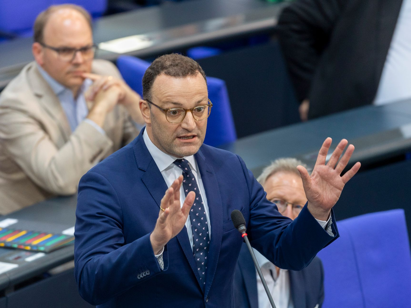 Der ehemalige Gesundheitsminister Jens Spahn (CDU) rechtfertigt im Bundestag seine Entscheidungen während der Corona-Pandemie. - Foto: Lucas Röhr/dpa