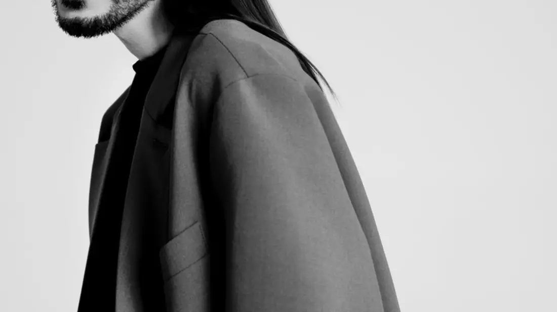 Flavour meets Fashion: Vuse startet Design Kooperation mit Julian Daynov und präsentiert ein vom Fashion Experten exklusiv für Vuse designtes und limitiertes Mode Accessoire - Bild: presseportal.de