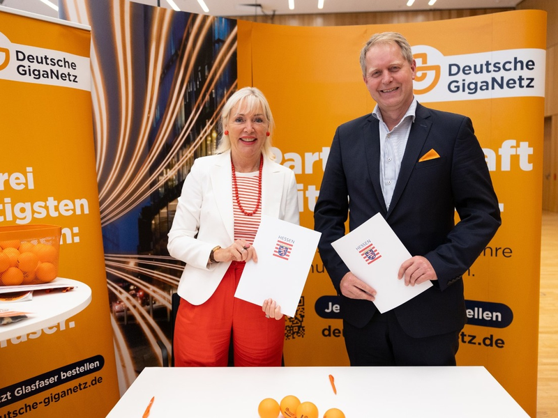 Land Hessen und Deutsche GigaNetz zeichnen Kooperationsvereinbarung zum eigenwirtschaftlichen Glasfaserausbau - Foto: presseportal.de