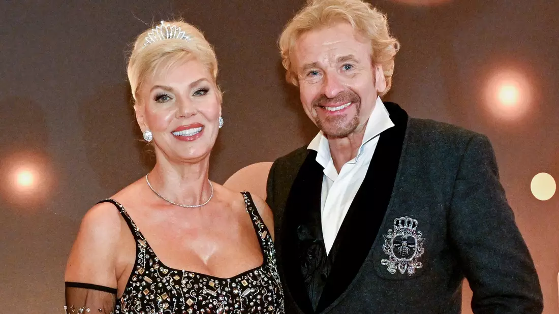 Thomas Gottschalk und seine Freundin Karina Mroß bei der Bambi-Verleihung im vergangenen November. - Bild: Peter Kneffel/dpa